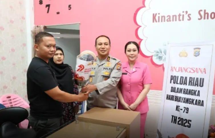 Kapolda Riau dan Istri Bantu Ringankan Beban Anggota
